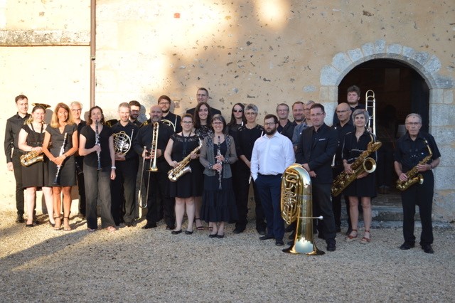 « L'Harmonie de Mainvilliers, sous la baguette de leur chef Franck Derouet »