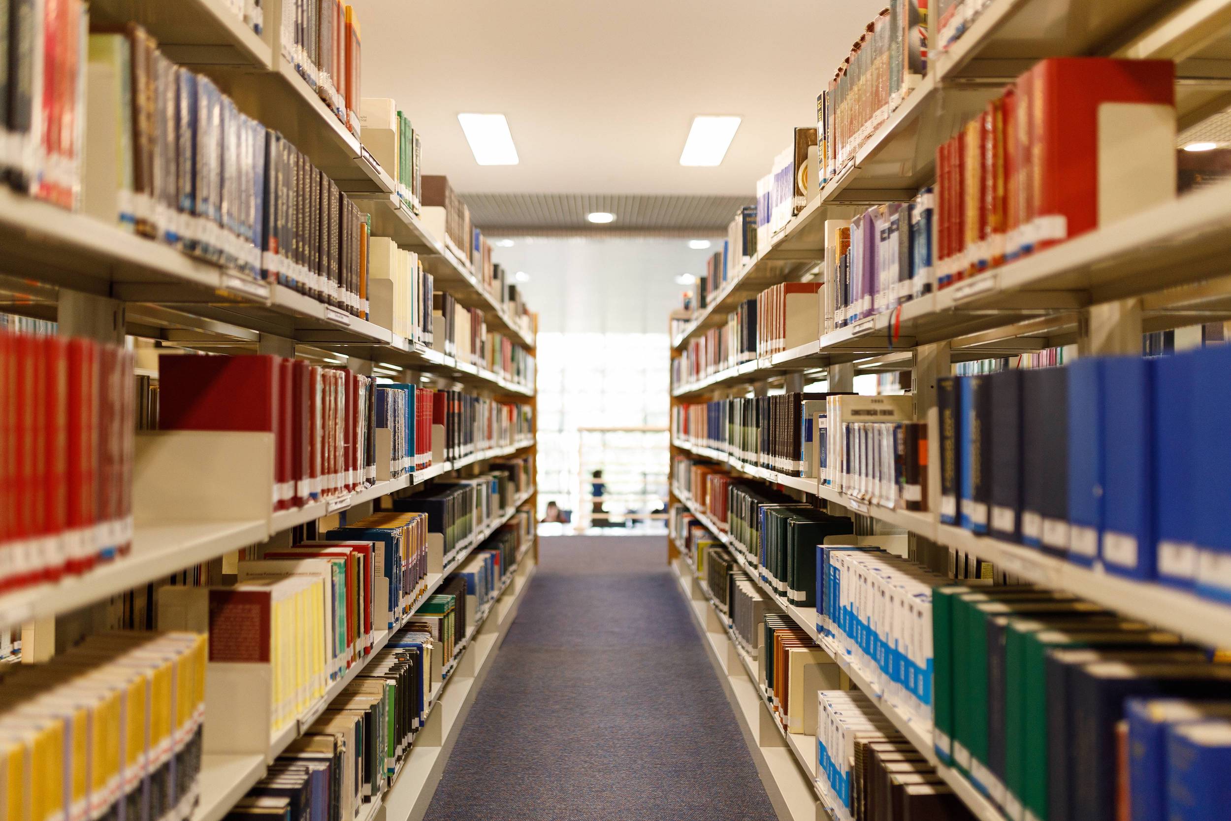 Photo de la bibliothèque de Mainvilliers avec des étagères de livres - Fermeture exceptionnelle